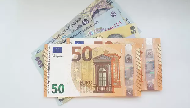 Moneda națională recuperează teren pentru a treia zi consecutiv. Cursul BNR a coborât la 5,2222 lei/euro