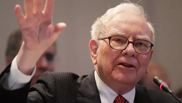 Warren Buffett lasă șefia Berkshire după 61 de ani. Fiul Howard preia rolul de chairman