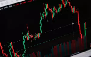 Bursa de Valori București închide ședința de tranzacționare în teritoriu negativ. BET coboară sub 32.000 de puncte, iar acțiunile Aquila scad cu 8,12%
