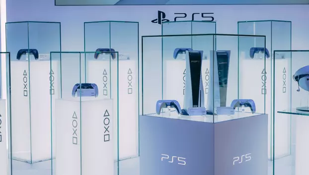 Profitul Sony urcă cu 40% în primul trimestru. Compania este susținută de performanța diviziei de gaming