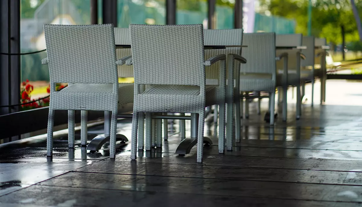 Serviciile destinate populației au coborât cu 9% în primele luni din an. Hotelurile și restaurantele au pierdut 11,6%