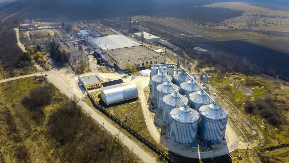 Criza uleiului de motor amenință industria auto. Prețurile au ajuns la 4.000 de dolari pe tonă