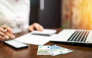 Ce se întâmplă dacă nu mai poți plăti ratele. De la renegocierea creditului până la executarea silită și situația în caz de deces