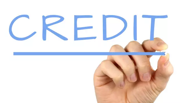 Creditarea privată încetinește. Băncile preferă statul, antreprenorii supraviețuiesc cu creditul furnizor