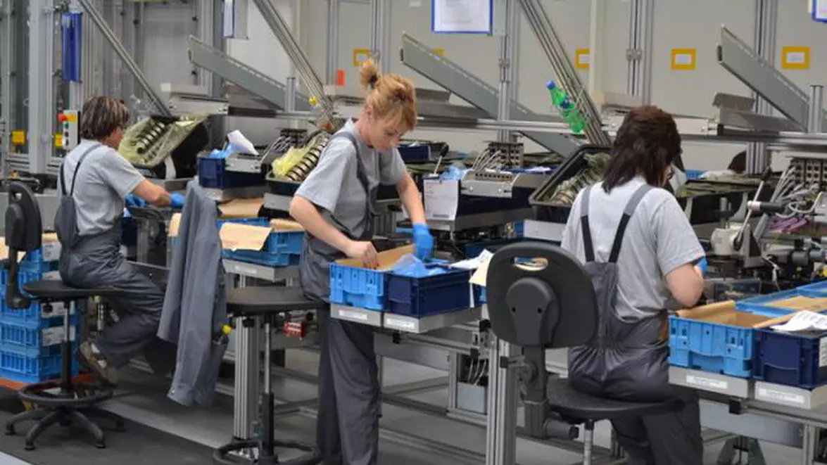 Industria urcă cu 9,3% de la o lună la alta în februarie 2026. Față de anul trecut, producția rămâne însă cu 1,8% mai jos