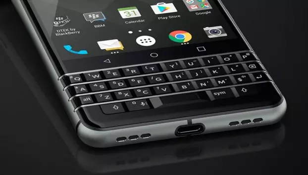 Telefoanele cu tastatură devin din nou populare. Nostalgia BlackBerry creează un nou trend tech
