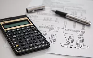 România se află în topul țărilor UE la capitolul taxe pe muncă. Cât din salariu este reținut de stat
