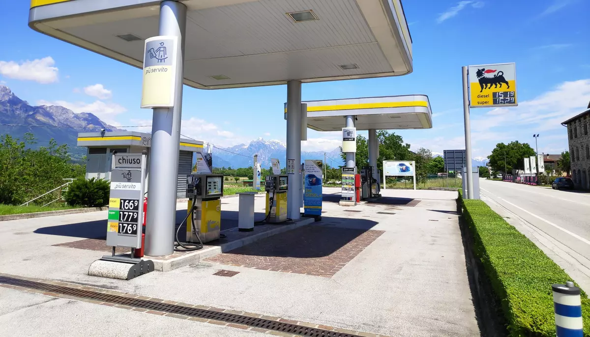 Eni anticipează scumpiri pe piețele energetice. Barilul Brent va costa 83 de dolari