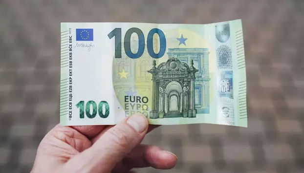 Cash-ul revine în zona euro. Plățile mobile au crescut de la 36% la 68% în doar 2 ani