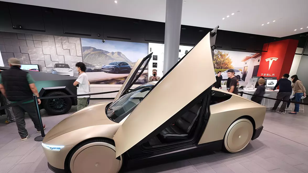 Tesla pregătește lansarea Cybercab, taxiul autonom fără volan și pedale. Primele curse vor începe în august
