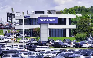 Acțiunile Volvo au înregistrat cea mai mare scădere din istorie, de aproape 30%. Producătorul auto suedez anunță un nou val de concedieri 