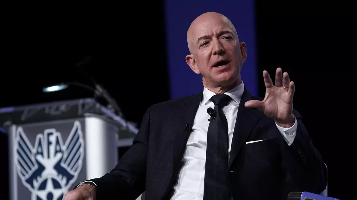 Jeff Bezos propune ca americanii cu salariii mici să nu plătească impozit pe venit. Ideea reaprinde dezbaterea fiscală din SUA