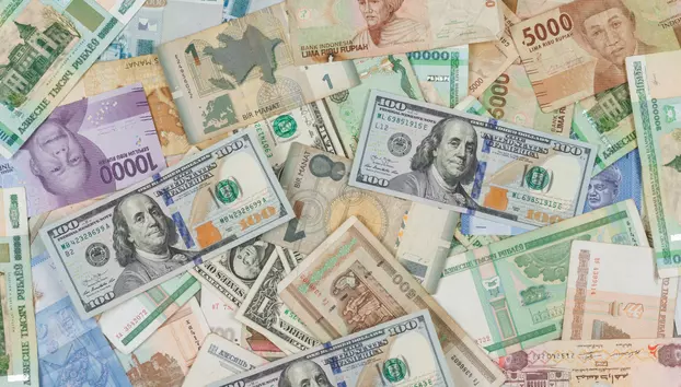 Dolarul a atins un nivel record în Iran. Rialul s-a depreciat cu aproape 44% de la începutul anului