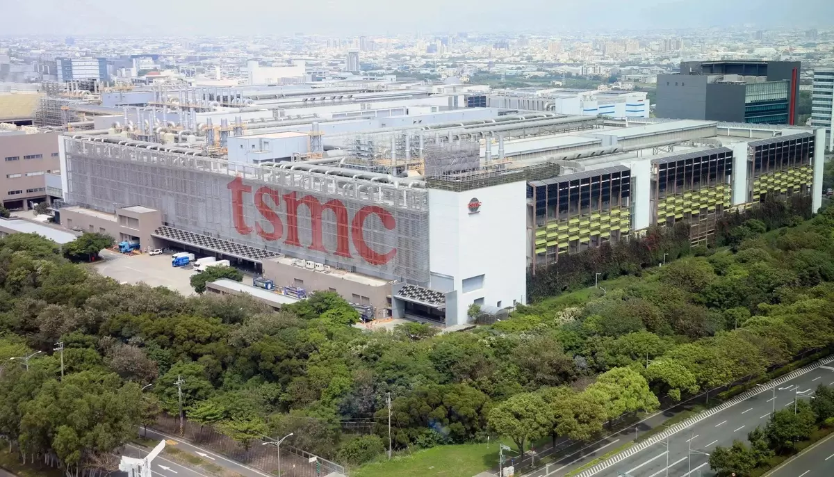 Acțiunile producătorului de semiconductoare TSMC ar putea crește după 15 octombrie. Care sunt condițiile așteptate de analiști