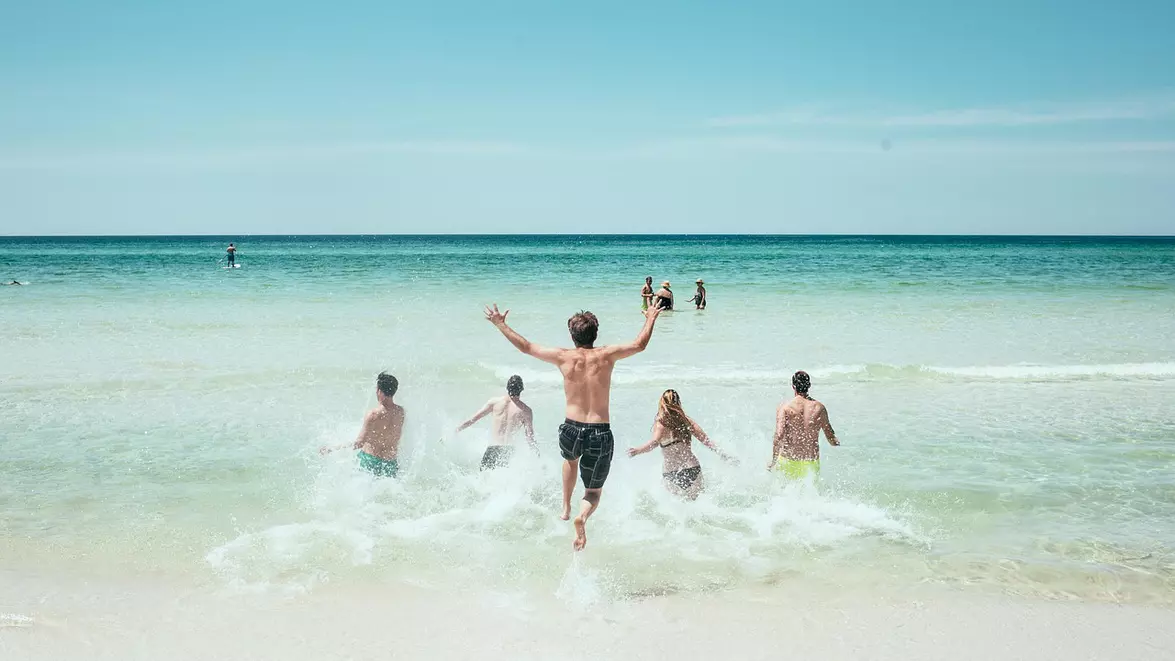 Reguli mai stricte pentru voucherele de vacanță în 2026. Pentru ce pot folosi turiștii cei 800 de lei dați de stat