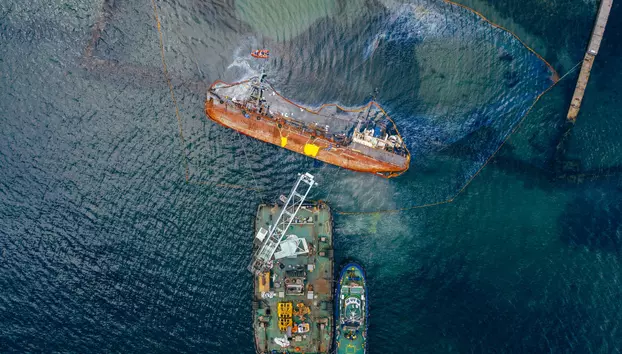 Noile atacuri asupra Arabiei Saudite alimentează scumpirea petrolului. Țițeiul Brent ajunge la 107,55 dolari pe baril