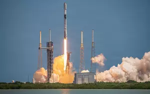 Ai cumpărat VOO și crezi că ai toată piața? ETF-ul Vanguard care adaugă SpaceX, TSMC, Samsung și ASML