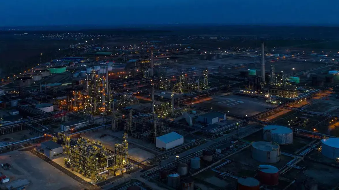 OMV Petrom avansează în proiectul cu hidrogen verde de la Petrobrazi. Echipamentele electrolizorului de 20 MW au ajuns în rafinărie