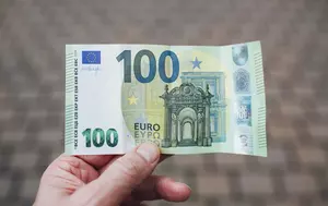 Cash-ul revine în zona euro. Plățile mobile au crescut de la 36% la 68% în doar 2 ani