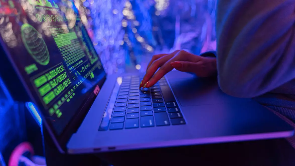 Interpol ne avertizează: AI accelerează atacurile cibernetice. Ce au firmele de făcut ca să-și protejeze datele