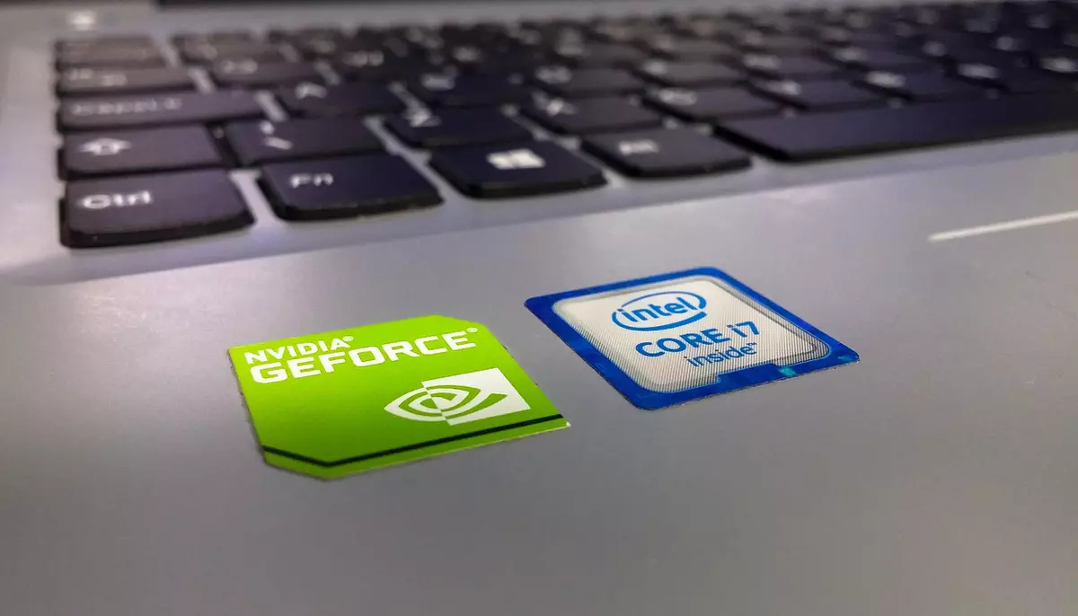 Nvidia investește miliarde în fotonică. Tehnologia ar putea transforma industria inteligenței artificiale