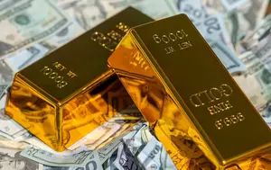 Aurul scade după ce Brent trece de 100 de dolari. Piețele văd 81% șanse pentru o majorare Fed în septembrie
