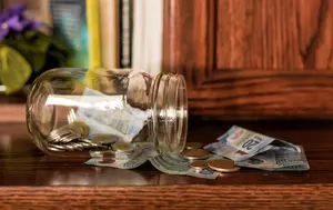 Românii economisesc tot mai greu din cauza costurilor ridicate. Aproape 46% pun deoparte cel mult 500 de lei pe lună