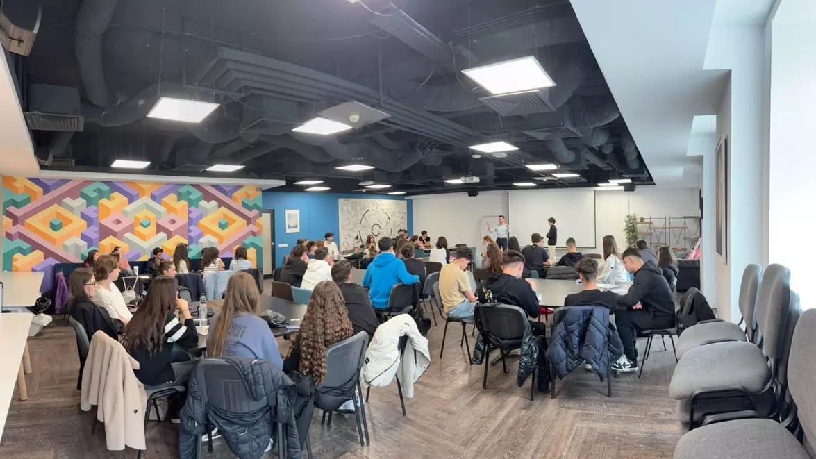 Liceenii vor fi consiliați de cei mai reprezentativi oameni de afaceri din România. Programul Young Entrepreneur Generation este susținut de RBL
