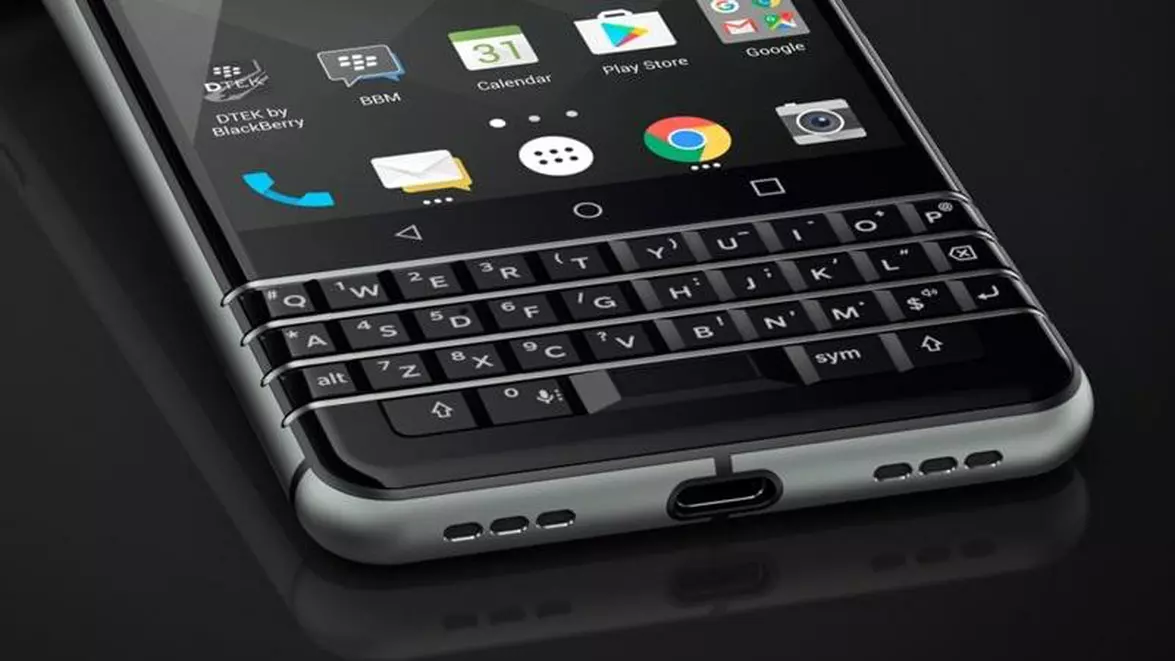 Telefoanele cu tastatură devin din nou populare. Nostalgia BlackBerry creează un nou trend tech