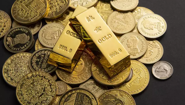 Prețul aurului urcă cu 2,4%, iar cel al argintului cu 6,3%. Piața metalelor prețioase rămâne sub presiune