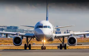 Biletele de avion resimt tot mai puternic presiunea combustibilului scump. Prețurile ar putea crește cu încă 10-15% în 2027