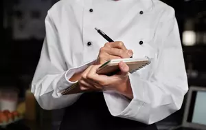 Românii își schimbă obiceiurile de consum. Valentin Șoneriu, președintele FPIOR: „Cifrele indică o scădere a vizitelor la restaurant și mai ales a consumației”