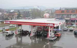 Lukoil primește o lună în plus de la Trezoreria SUA pentru vânzarea activelor din România. Valoarea totală a activelor internaționale scoase la vânzare este estimată la 22 de miliarde de dolari