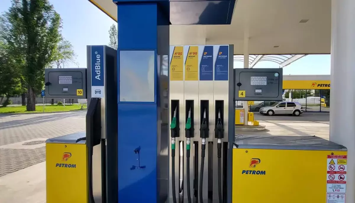 Motorina se apropie de 10 lei după o scumpire de 20 de bani. Prețurile carburanților cresc din nou la Petrom și OMV