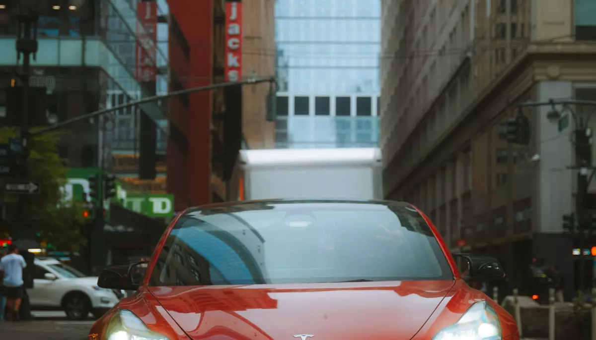 J.P. Morgan vede un nou potențial pentru Tesla. Robotica și condusul autonom pot susține creșterea pe termen lung