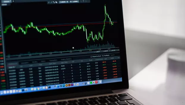 Românii economisesc, dar investesc puțin. Suntem pe ultimul loc în UE la plasamente pe bursă, dar avem peste 422 de miliarde de lei în conturile bancare