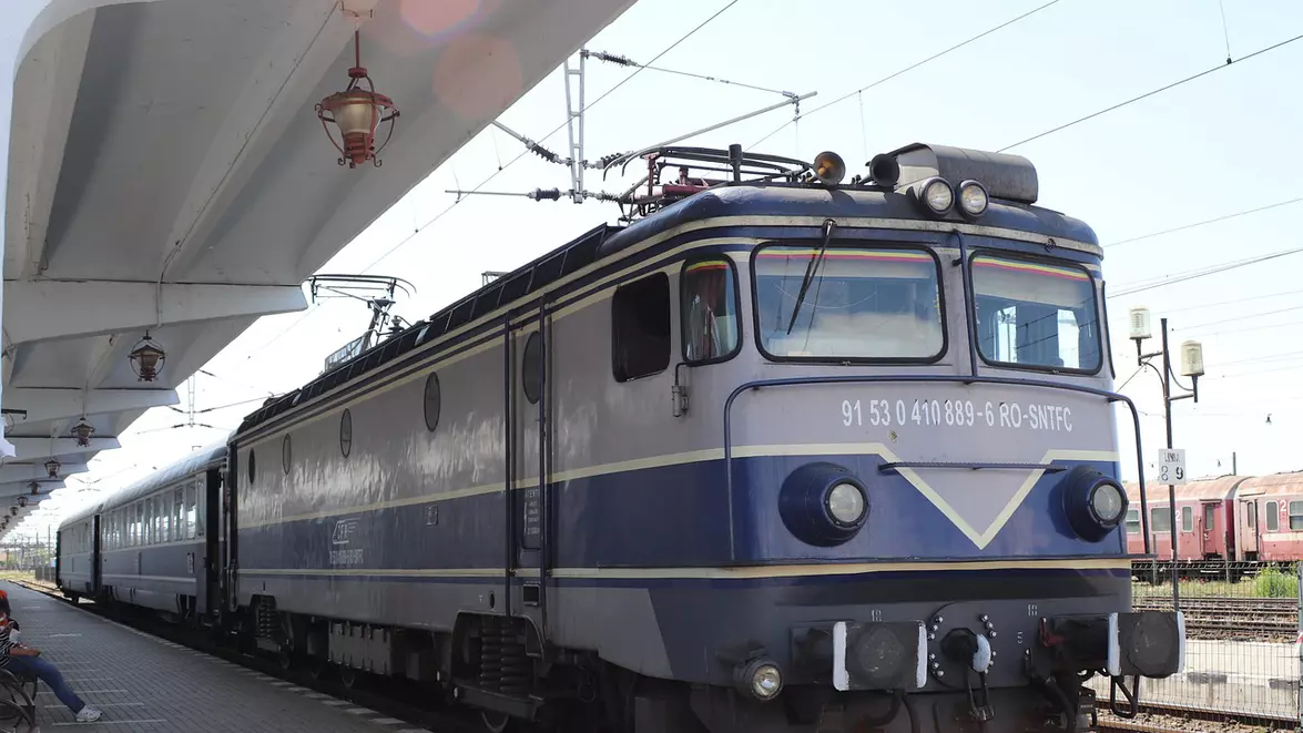 Cumpărăm trenuri noi, dar tot mai puțini români aleg să călătorească pe calea ferată. Numărul pasagerilor a scăzut cu 1,4 milioane în trei luni