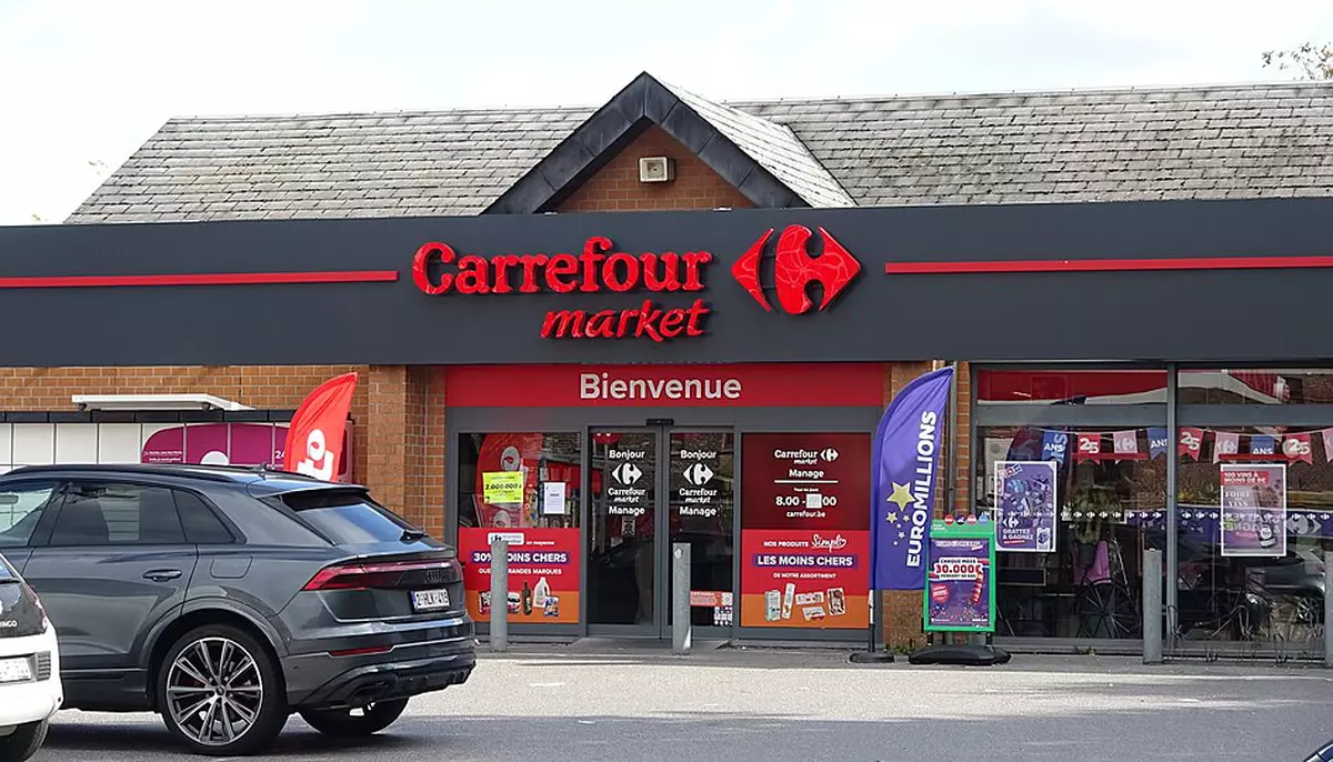 Carrefour resimte efectele tensiunilor sociale din Franța. Acțiunile retailerului scad cu 14% după revizuirea estimărilor de profit 