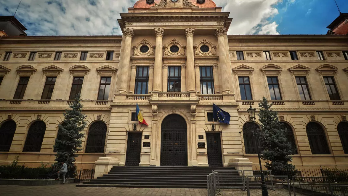 Dilema fiscală a primăverii. Taxe mai mici la pompă sau reducerea deficitului? BNR avertizează