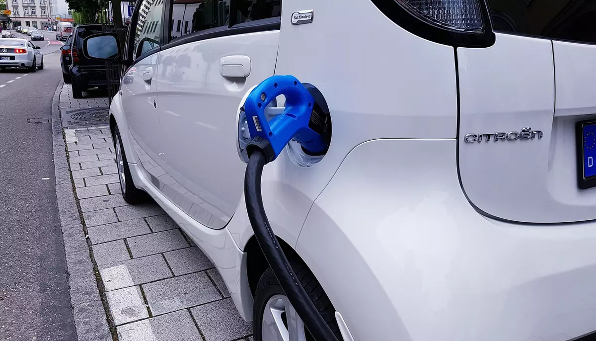 Bateriile mașinilor electrice ar putea stoca energia regenerabilă irosită în Europa. Pierderile au fost estimate la 4,3 miliarde de euro
