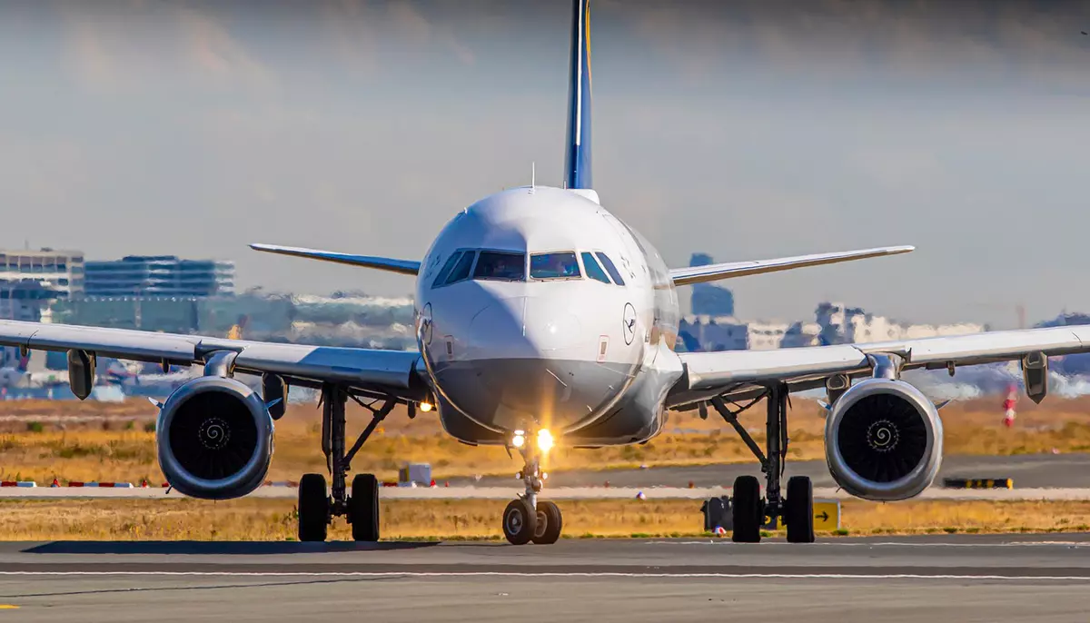 Biletele de avion resimt tot mai puternic presiunea combustibilului scump. Prețurile ar putea crește cu încă 10-15% în 2027