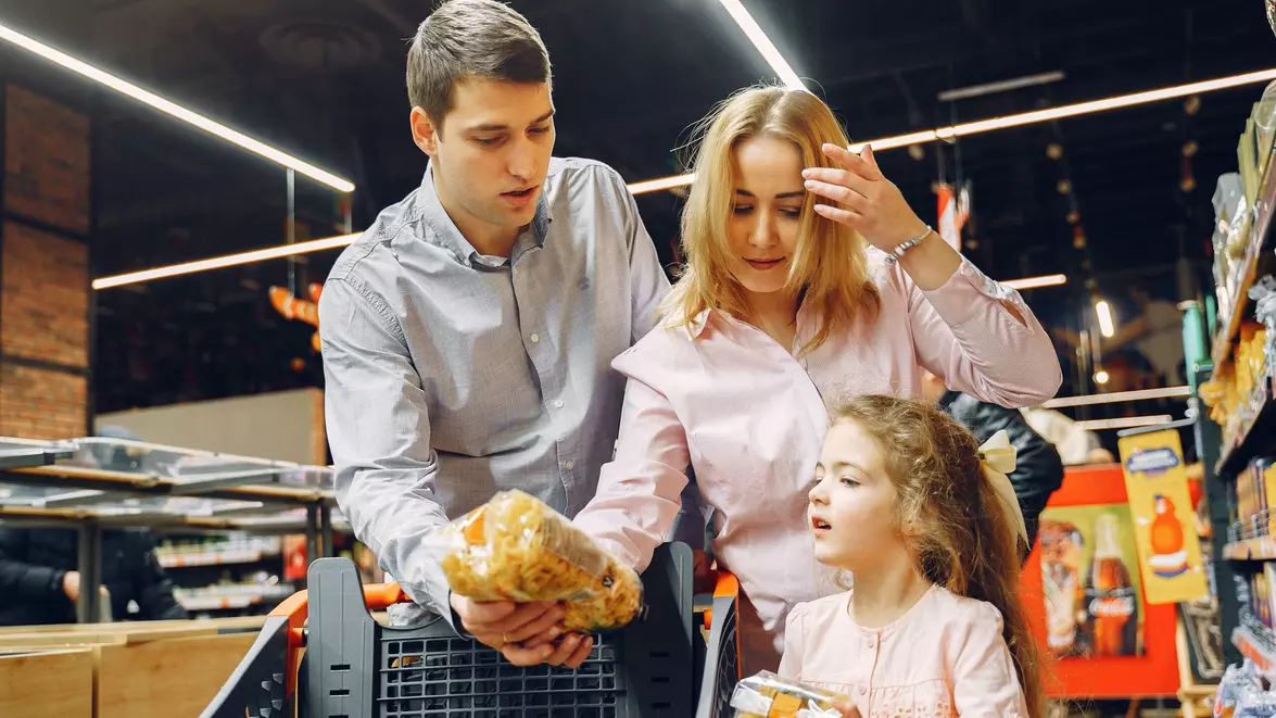 Românii au cumpărat puțin mai mult în august. Retailul rămâne cu 5% sub 2025 după opt luni