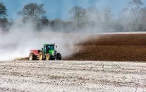 Măsurile Bruxellesului vin prea târziu. Criza îngrășămintelor generează scăderi de până la 30% la porumb, grâu, rapiță și floarea-soarelui