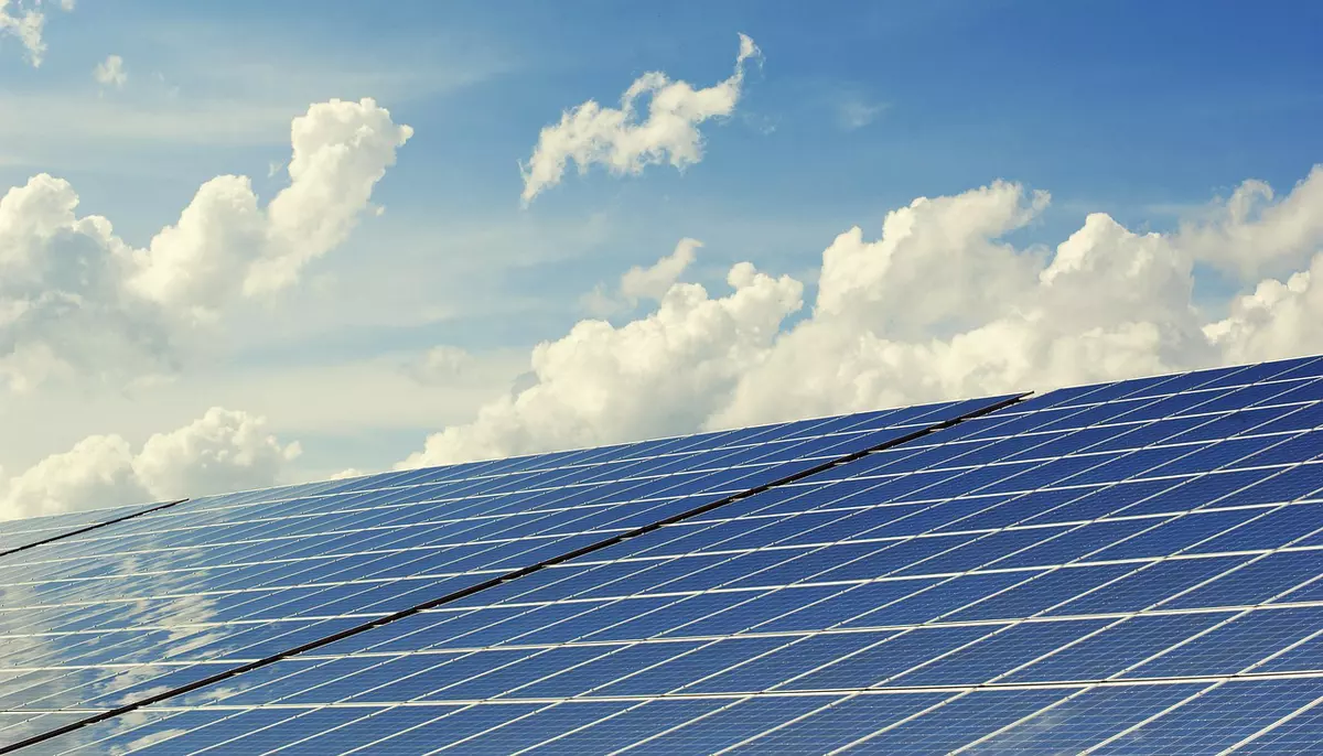 Analiză AEI: Panourile solare au asigurat 70% din consumul de energie electrică al României. De ce nu au scăzut prețurile