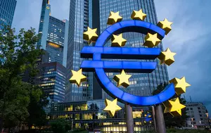 Zona euro crește cu 0,4% în trimestrul al doilea. Economia depășește estimările, dar complică planurile BCE