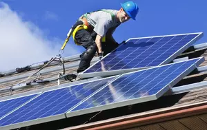 Casa Verde Fotovoltaice dispare din bugetul AFM. APCE reclamă mutarea a 1,5 miliarde lei spre apă-canal