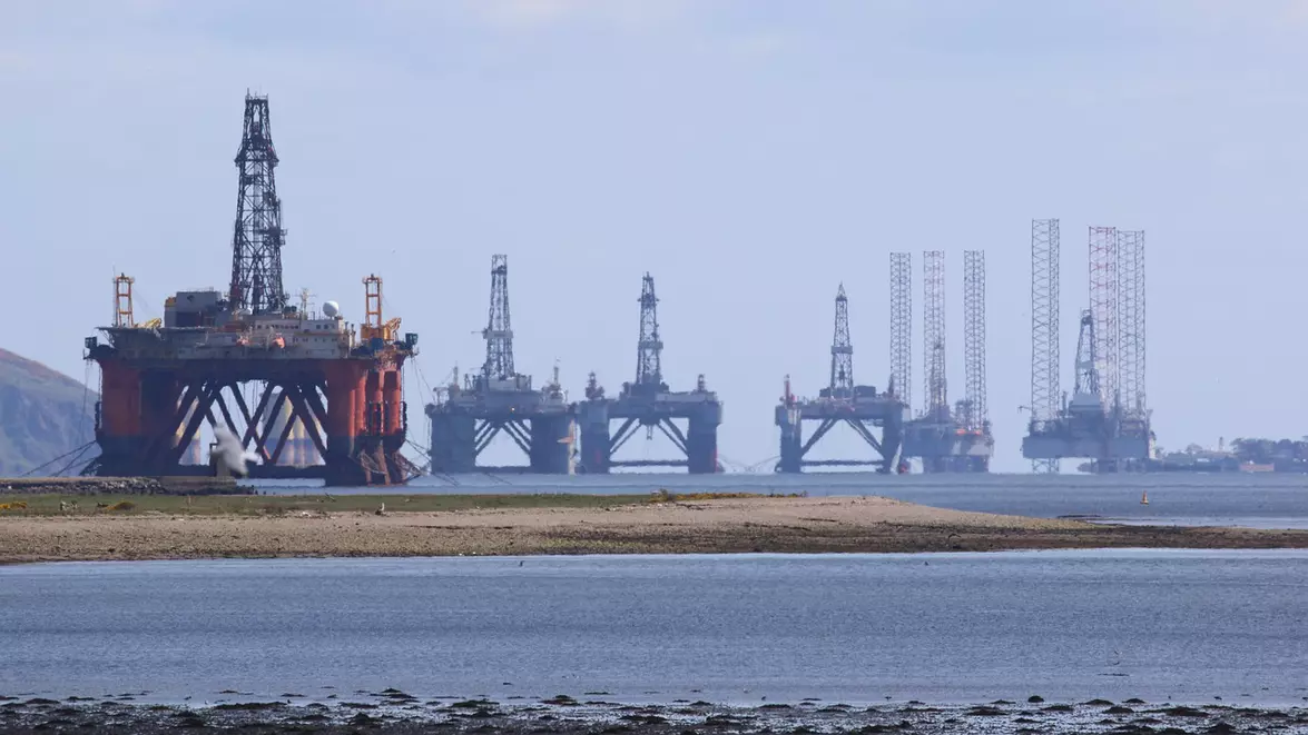 Prețul petrolului crește după loviturile SUA în Iran. Țițeiul Brent urcă spre 100 de dolari pe baril