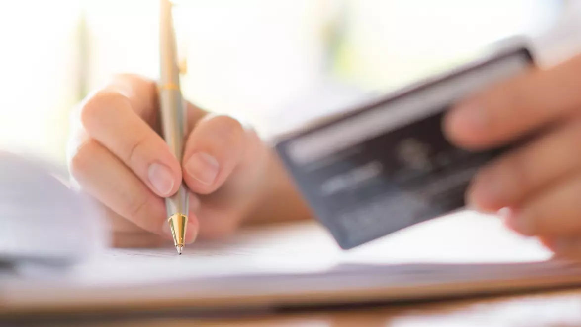 Românii accesează împrumuturi record pentru susținerea consumului privat. Valoarea creditelor noi a atins 46 miliarde de lei