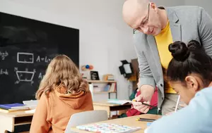 Inteligența Artificială vine în sprijinul a peste 10.000 de profesori români. Ascendia lansează cu ajutorul Google un asistent pedagogic