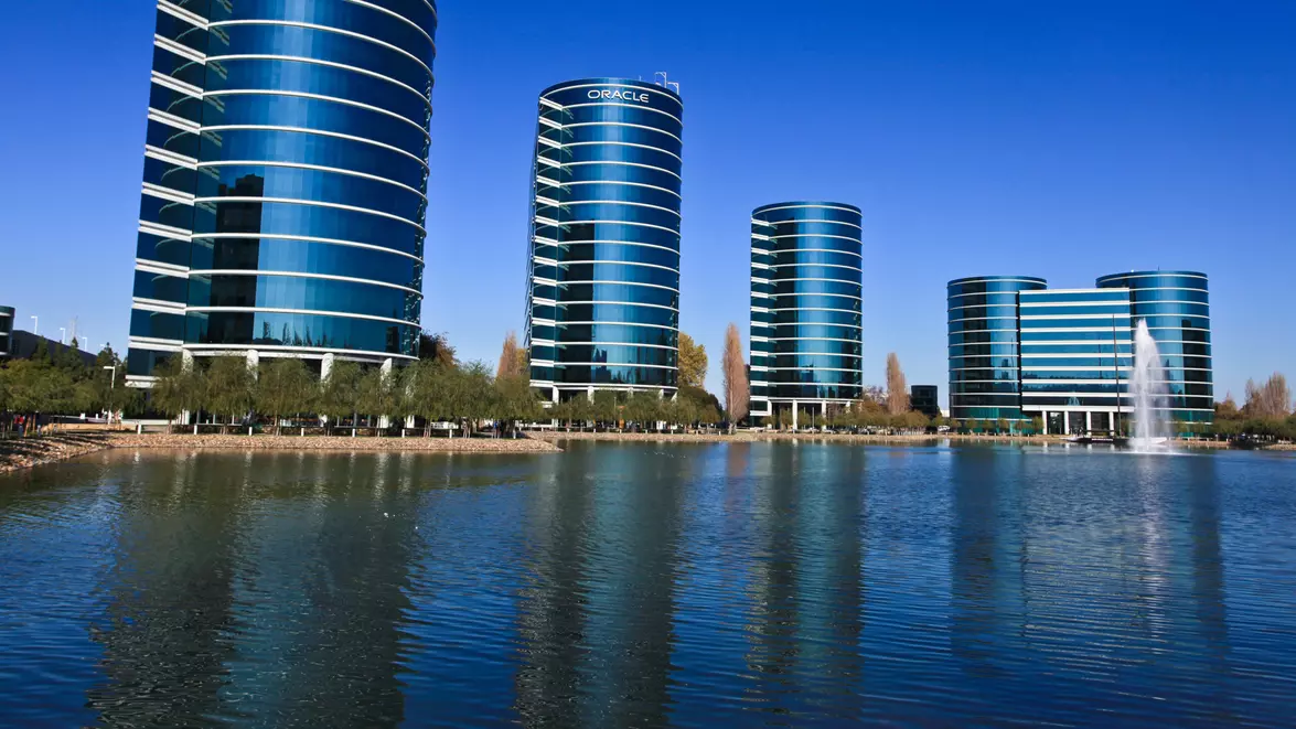 Cheltuieli record anunțate de Oracle pentru infrastructura AI în 2027. Acțiunile companiei au scăzut cu aproape 9% 